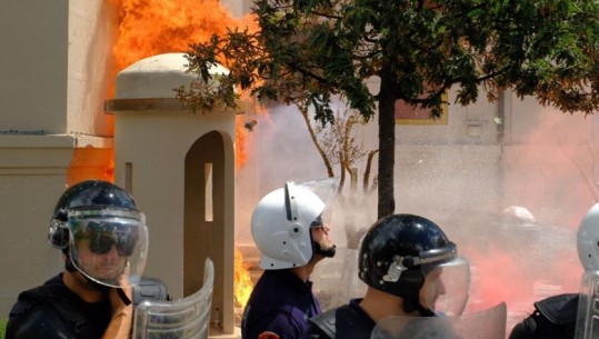 Vula e PD-së nuk shton numrin e protestuesve para bashkisë së Tiranës, janë sërish një grusht! Të maskuarit hedhin molotovë, digjen goma