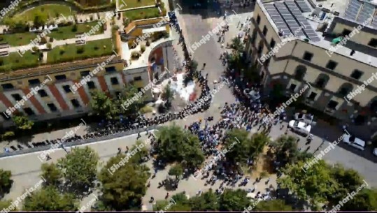 Report Tv sjell pamjet me dron, një grusht militantësh protestë te Bashkia! Protestuesit nuk i shton as vula