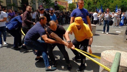 FOTO - VIDEO/ Protesta para Bashkisë së Tiranës, militantët e Berishës heqin me dhunë gardhin rrethues të policisë