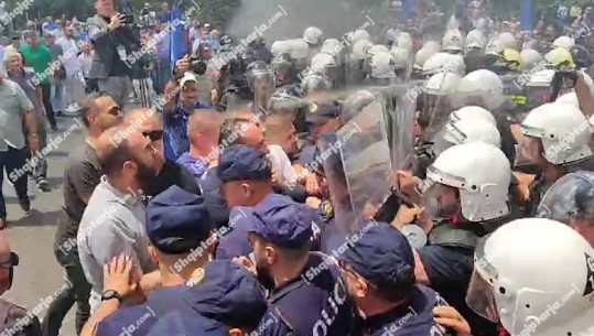 Protesta/ Klevis Balliut i duket vetja si Mic Sokoli, përfundon si ‘pulë e lagur’! Argita Malltezi me 2 gishta rri e vëzhgon