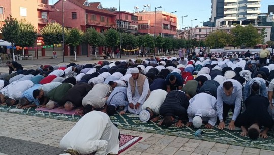 Falet namazi i Kurban Bajramit në Lushnjë, myftiu: Besimtarët të shtrijnë dorën për paqe e begati (VIDEO)