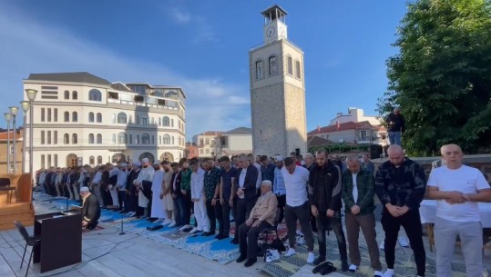 Korçë/ Besimtarët myslimanë falin namazin e Kurban Bajramit (VIDEO)