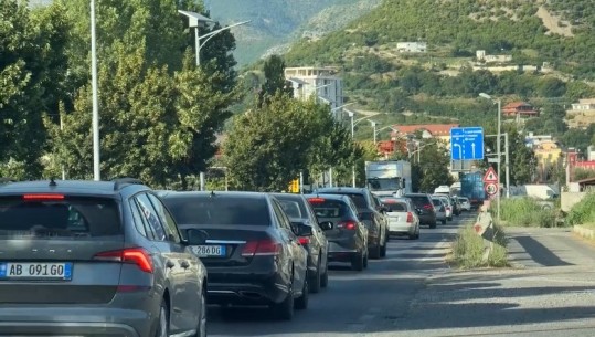 Lezhë/ Largimi i pushuesve nga plazhi shkakton trafik kilometrik, ja akset më të bllokuara (FOTO+VIDEO)