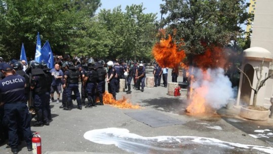 VIDEO/ Militantët e opozitës gjuajnë me molotovë drejt bashkisë, rrezikohet jeta e një polici  