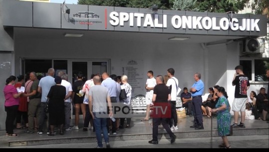 ‘Onkologjiku’ në hetim, Report Tv në pavion, pacientët në radhë për shërbim! Një e sëmurë në spital për herë të parë: Mungon ilaçi (Bari Phesgo edhe në dosje)