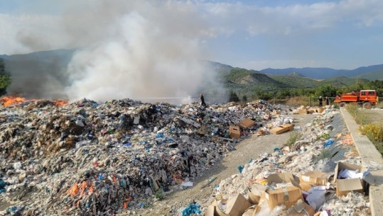  I vuri zjarrin fushës së mbetjeve në Përmet, në hetim 52 vjeçari