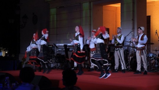 ‘Yjet nën yje’, koncert elektrizues në Shkodër, ngjiten në skenë emra të mëdhenj të muzikës e humorit