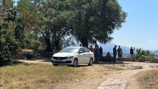 Makina e biznesit parkon në Parkun e Butrintit, Forumi i Trashëgimisë thirrje Gonxhes: Kafeneja e Kumbaros po përdhos Akropolin