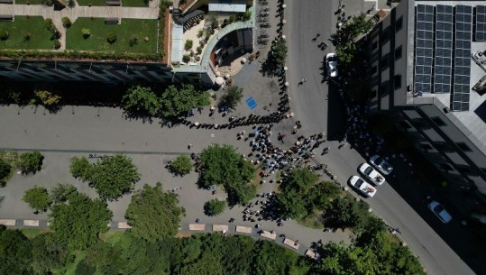 Opozita protestë para Bashkisë së Tiranës, 30 minuta ‘revoltë’! Mungojnë molotovët, një grusht militantësh djegin goma! VIDEO me dron