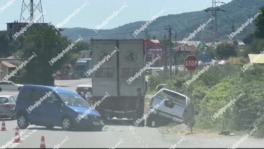 Aksident në aksin rrugor Elbasan-Peqin! Përplasen dy makina dhe një kamion