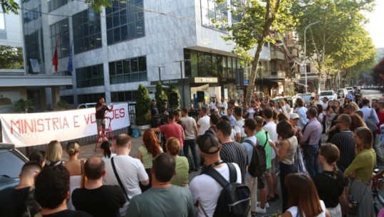 Skandali i Onkologjikut/ Sërish protestë para Ministrisë Shëndetësisë, kërkohet dorëheqja e Koçiut