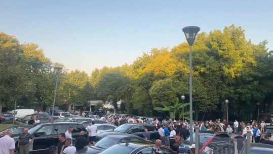 Protesta e parë pas marrjes së vulës, nis grumbullimi tek selia! Në mungesë të Berishës, pritet dalja e nënkryetarëve