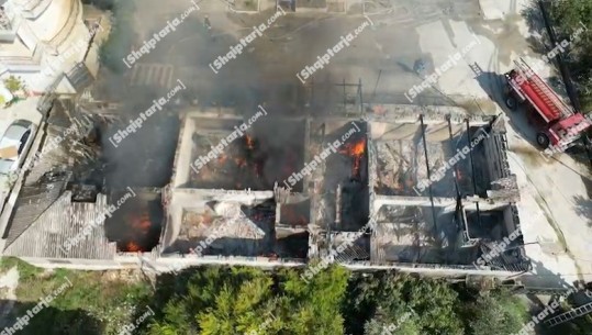 Vlorë/ Përfshihet nga flakët një lokal në Nartë, digjen edhe 2 garazhe e 3 mjete! Pamjet me dron