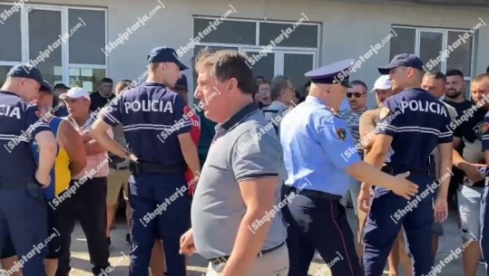 ‘Askush mos kaloj vijën e bardhë! Merrem unë me ta’, momenti kur drejtori i policisë së Korçës përplaset me fermerët protestues në Maliq