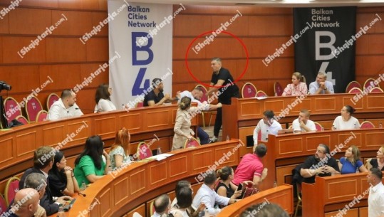 FOTO/ Ja momenti kur Tedi Blushi godet pabesisht pas shpine me grusht Halit Valterin! Anëtari socialist bën kallëzim në polici