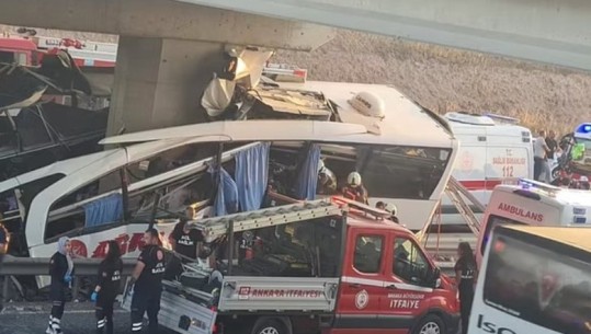 Aksident tragjik në Turqi, autobusi përplaset me këmbën e urës, 9 të vdekur e 26 të plagosur