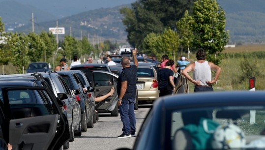 Kakavijë, radhë kilometrike makinash për të hyrë në Shqipëri, pala greke punon me vetëm 1 sportel 