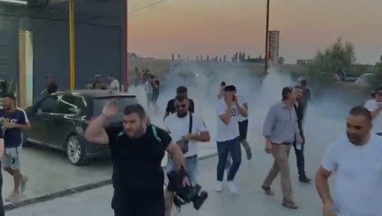 Protesta në aksin Thumanë-Kashar/ Momenti kur policia hedh gaz lotsjellës drejt banorëve