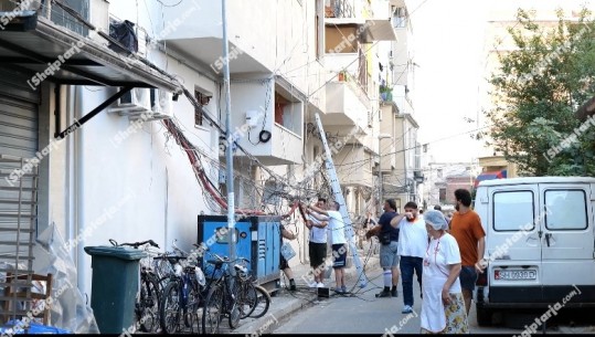 Shkodra në aksion, heq telat e kabujt mbi kokat e njerëzve si rrjeta merimangash! Shikoni videon