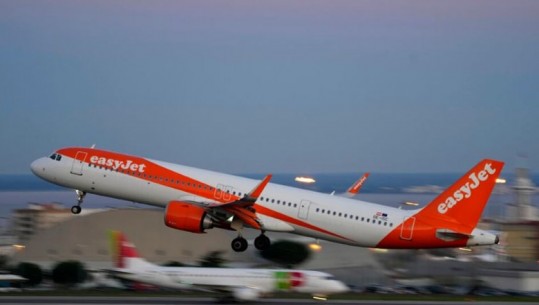 Shmanget tragjedia ajrore në aeroportin e Prishtinës, avioni i kompanisë “Easyjet” për pak sa nuk përplaset me veturën në pistë