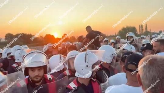 Protestë në aksin Thumanë- Kashar, banorët kërkojnë hyrje dhe dalje për pronat e tyre! Policia ndërhyn për t'i larguar nga rruga! Hidhet gaz lotsjellës