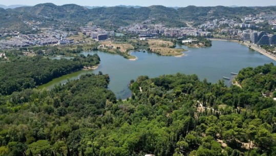 Rama ndan foto nga Parku i Liqenit Artificial: Oazi i qetë i Tiranës sonë