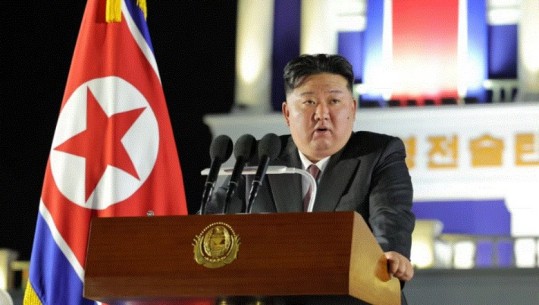 Kim Jong Un ekzekuton 30 zyrtarë, pas përmbytjeve që shkaktuan 4 mijë viktima