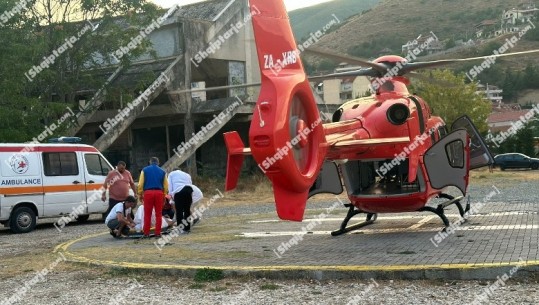 U përfshi në aksidentin e rëndë në Pogradec, një prej të plagosurve dërgohet me helikopter drejt Tiranës (VIDEO)