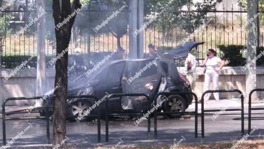 FOTO/ Makina digjet në mes të Tiranës, shkrumbohet nga flakët