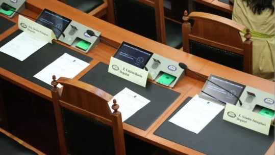 FOTOLAJM/ Vendi i ri i Bashës në parlament! Bardhi e spostoi në fund të sallës, midis Pampurit dhe Seladin Jakupllarit