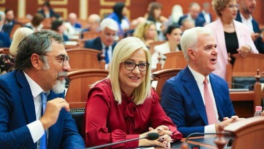 FOTOLAJM/ Krah Çuçit e Xhafajt, Lindita Nikolla ulet mes deputetëve socialistë pasi la drejtimin e Kuvendit