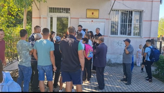 Durrës/ Prindër e nxënës në protestë për mbylljen e shkollës në Bisht-Kamëz! Drejtori i zyrës arsimore: E amortizuar dhe pak fëmijë, u siguruam transportin