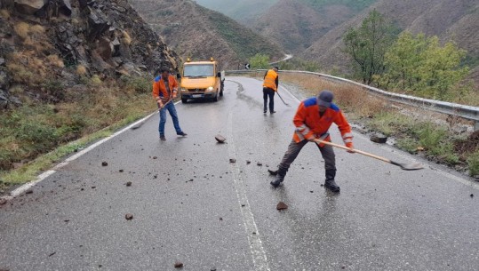 Reshje të dendura shiu në të gjithë vendin! Si paraqitet situata në akset rrugore të Veriut