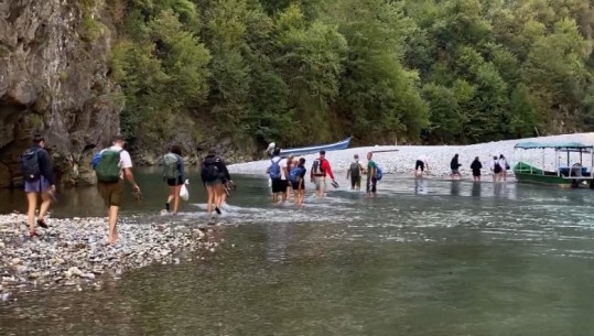 Rënia e nivelit të ujit në Koman, turistët detyrohen të notojnë për në lumin e Shalës! Guida turistike: KESH të hapë portat e HEC-it 