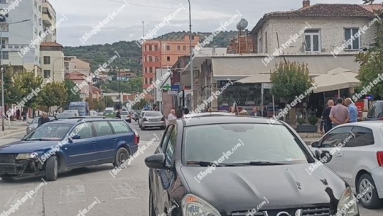 Lushnjë/ I dehur në timon, përplas disa mjete në ecje dhe të parkuara, arrestohet shoferi 50- vjeçar (VIDEO)