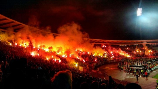 Derbi i Beogradit kthehet në arenë dhune, tifozët futen në dhomat e zhveshjes! Dorëhiqet trajneri i Partizanit