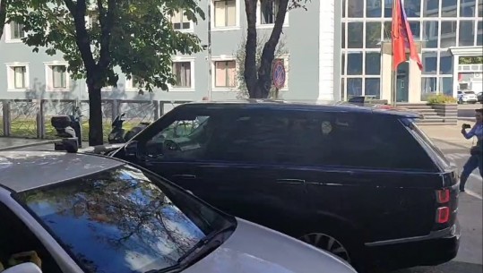 Pritet arrestimi/ Salianji 'karshillëk' me 'Range Rover' lëviz para Policisë së Tiranës për të shkuar tek selia PD (VIDEO)