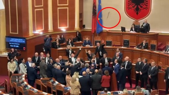 PD kaos e dhunë në Kuvend, djegin karriget! Policia çon në SPAK 23 deputetë demokratë