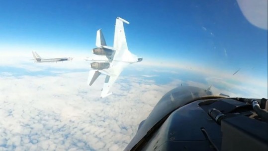 Momenti i frikshëm, aeroplani rus gati sa nuk përplaset me F-16 amerikane (VIDEO)