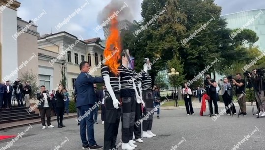 Deputetët e PD-së i vënë flakën manekinave, Noka hedh benzinën dhe ndez zjarrin sërish