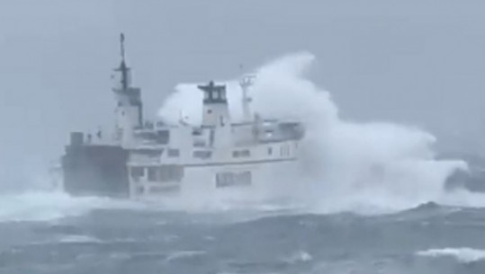 U pezullua për shkak të motit të keq, nis lundrimi i trageteve nga Durrësi drejt Italisë! I Barit mbërrin në 13:00, i Ankonës në mesditë