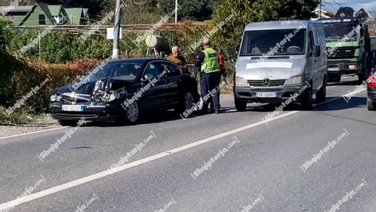 Aksident i trefishtë në aksin Lezhë-Shkodër, plagoset një grua! U karamboluan kamioni, vetura dhe furgoni (VIDEO)