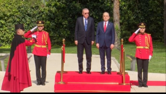 Erdogan në Tiranë, pritet me ceremoni nga Presidenti Begaj