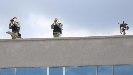 FOTOLAJM/ Erdogan në Tiranë, policët me snajper në tarracën e Pallatit të Kongreseve! Në bulevard valëvisin flamujt kuq e zi dhe ai turq