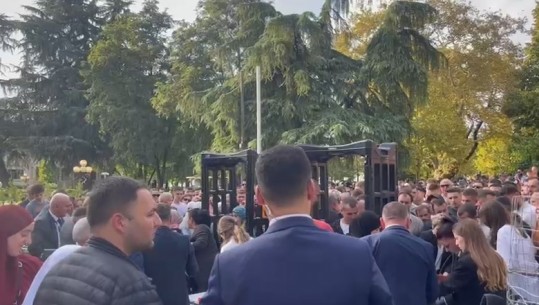 VIDEOLAJM/ Pritet ceremonia, besimtarët kalojnë në kontroll të rreptë para se te futen në xhaminë e Namazgjasë