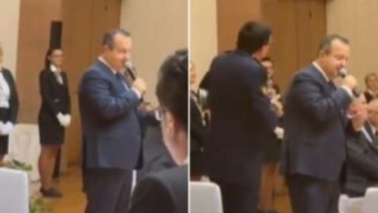 Ministri i Brendshëm serb Daçiç ia merr këngës, i këndon Erdoganit ‘Osman Agën’ (VIDEO)