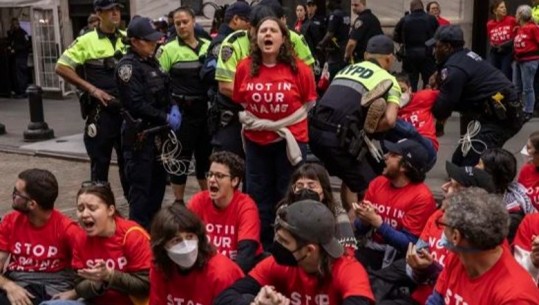 Mbi 500 hebrenj bllokojnë bursën e Wall Street, protestë që vendi i tyre të ndalë luftën në Gaza dhe Liban! 206 aktivistë të arrestuar