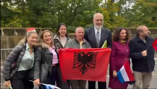 ‘Urime, të kena prit, faleminderit dhe jemi të bindur se grup-kapitujt do mbyllen!’ Shqiptarët surprizojnë Ramën në Luksemburg, pozojnë me flamurin kuqezi