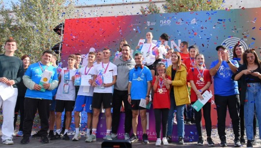 ‘Fun Run’ mbledh bashkë 2000 nxënës të shkollave 9-vjeçare dhe të mesme, Veliaj ndan çmimet e para: Mirëpresim nesër 4000 vrapues nga e gjithë bota