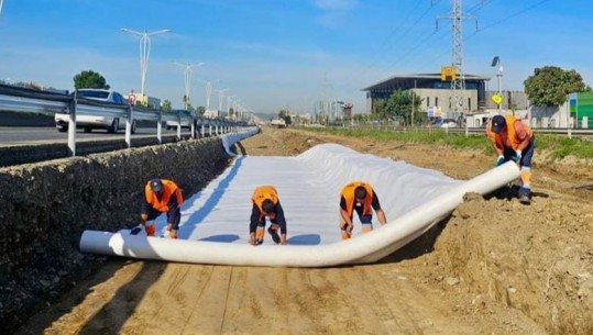 Autostrada Tiranë-Durrës me 4 korsi në secilin drejtim, nis puna për gërmimin e trupit të rrugës (Foto)